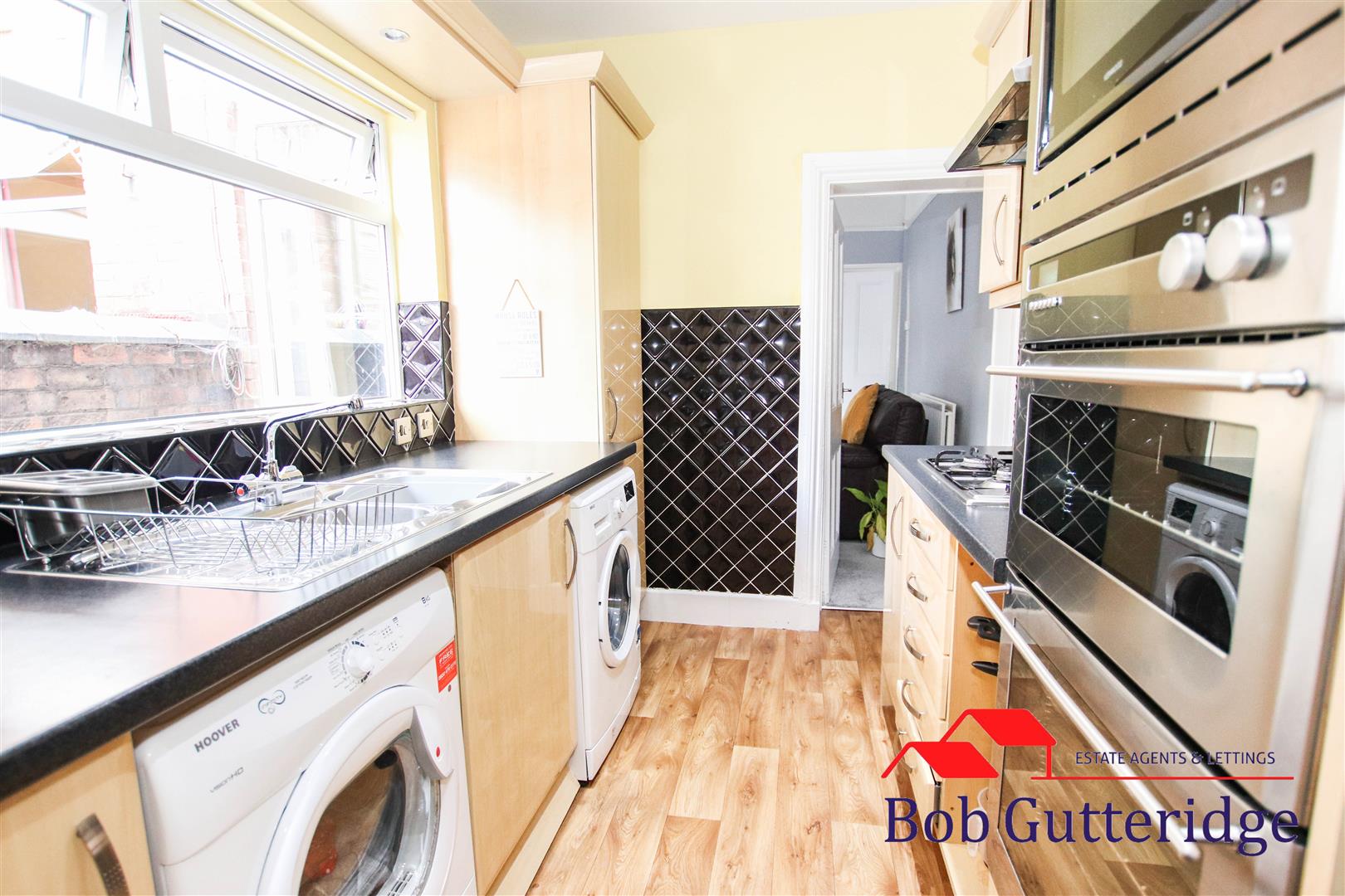 MODERN FITTED KITCHEN